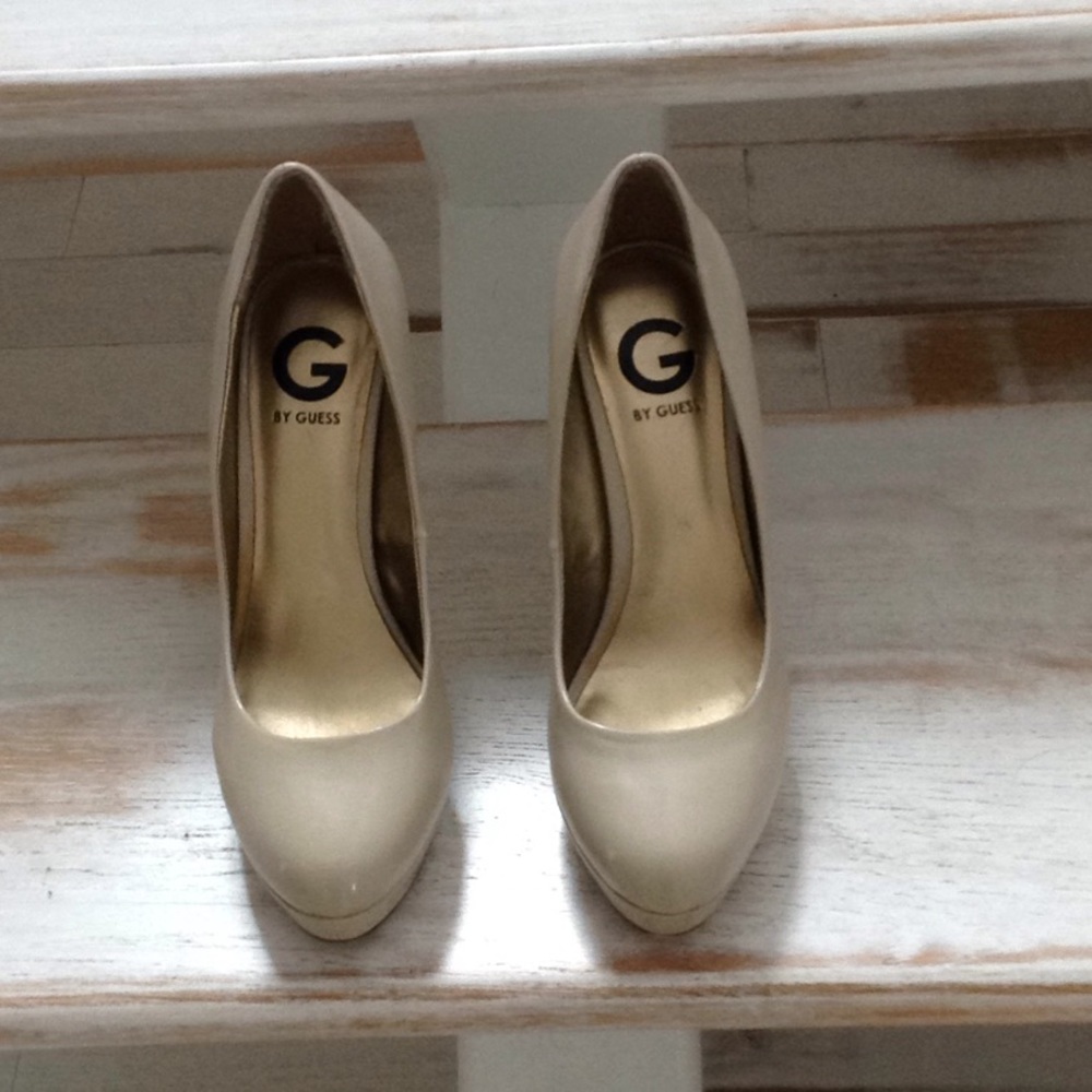 Guess tan pumps